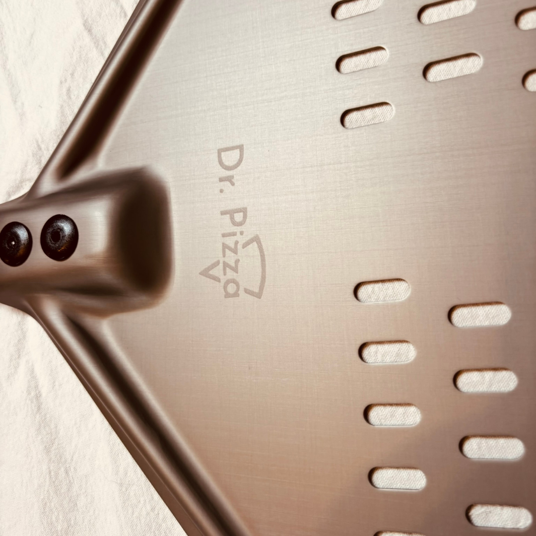 Dr. Pizza 12" perforált alumínium vető pizzalapát – hosszú nyéllel - Image 3