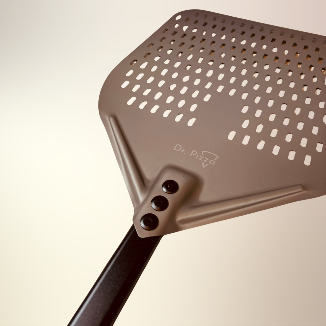 Dr. Pizza 14" perforált alumínium vető pizzalapát – hosszú nyéllel - Image 2